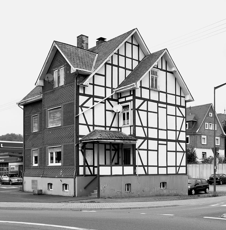 Das ehemalige Fachwerkhaus Kronprinzenstr. 25 (kein Baudenkmal) wurde 1911 errichtet und 2016 abgerissen. Die Fotos zeigen den Zustand vom Aug/Sept 2014. Im Buch "Fachwerkhäuser des Siegener Industriegebietes" von Bernd und Hilla Becher findet man die Ansicht des Ostgiebels als Foto Nr. 63.
