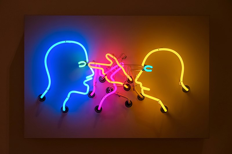Auf einem Aluminiummonolithen montierte Neonröhren von Bruce Nauman, 1985 (Tate Modern, London, Vereinigtes Königreich)