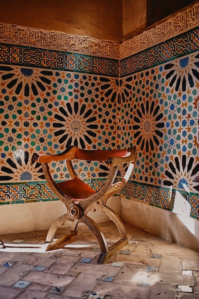 Islamisches Kunsthandwerk mit organischen und geometrischen Mustern in der Alhambra