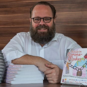 Herausgeber Tobias Greilich mit seinem neuen Buch "Schule im Corona Modus"