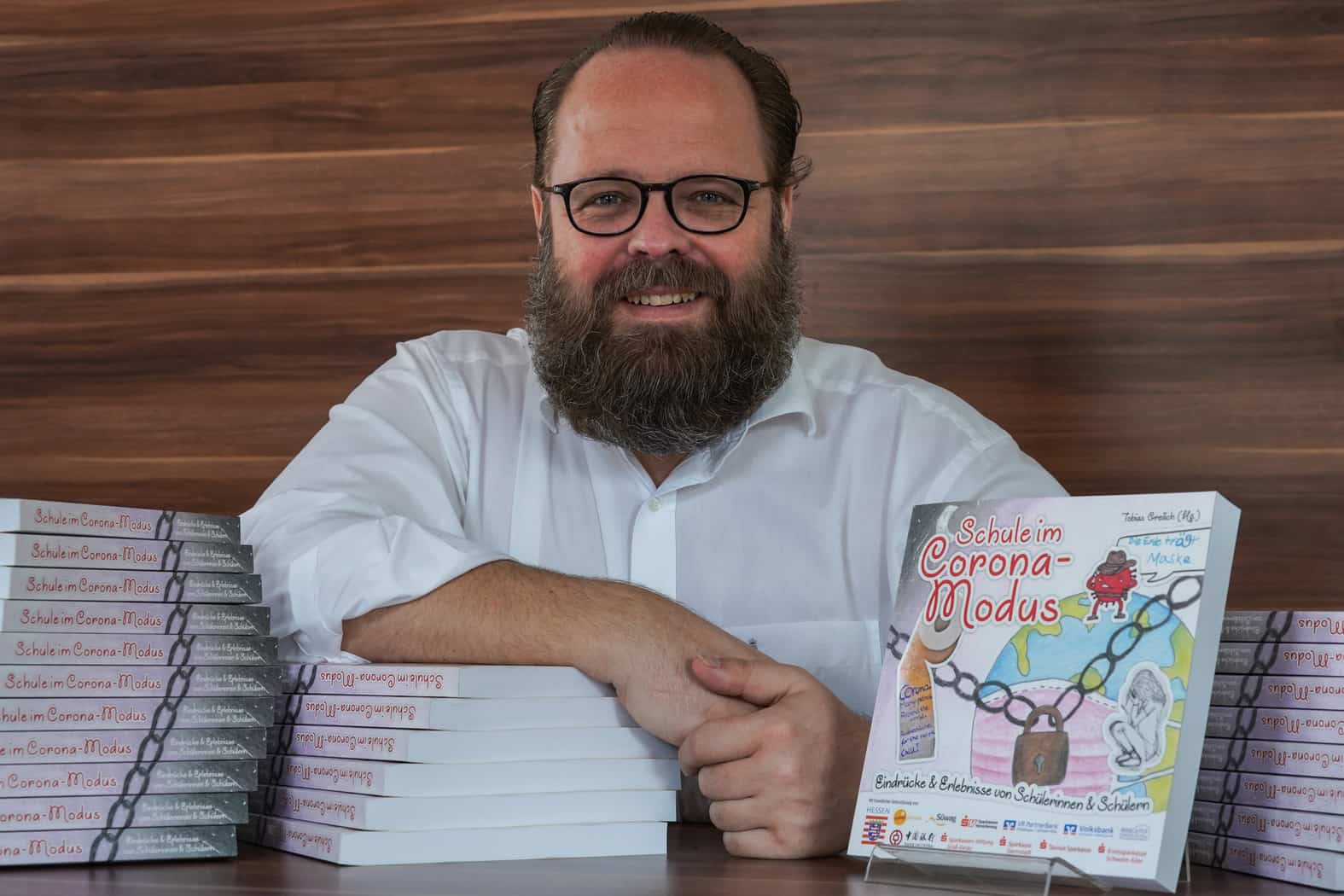 Herausgeber Tobias Greilich mit seinem neuen Buch "Schule im Corona Modus"