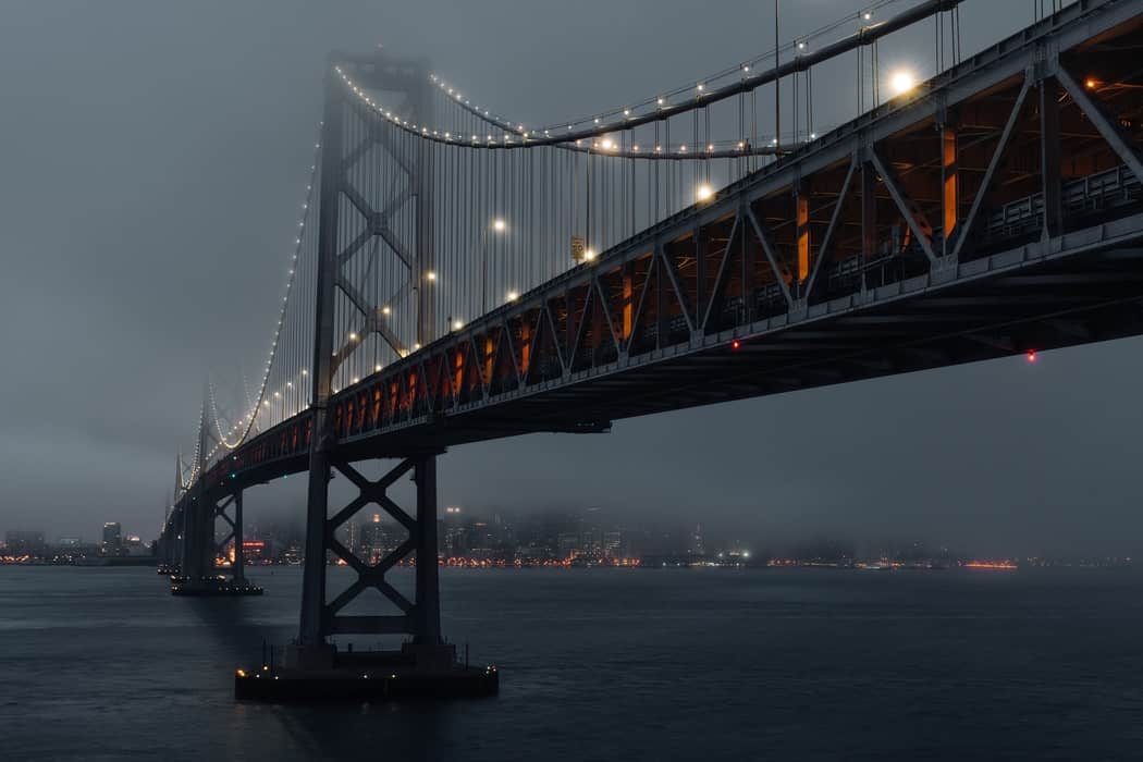 Blick auf San Francisco und die Bay Bridge bei Nebel