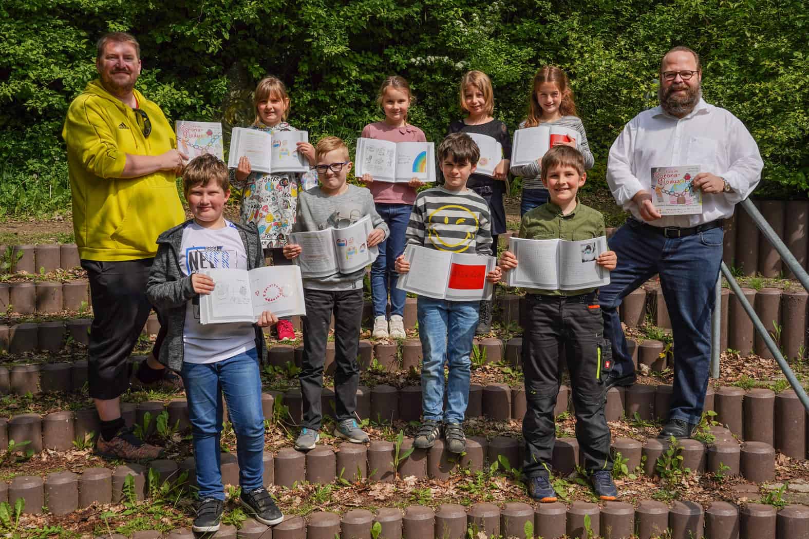 Fotos von Herausgeber Tobias Greilich mit beteiligten Schülern der Maria-Sibylla-Merian-Schule Ortenberg und Klassenlehrer Tobias Hölzinger