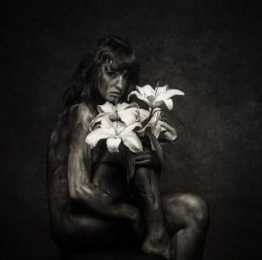 “The Inmost Light - Art Nude, Limited Edition 1 of 6 (2017)” – Konzeptuelle Fotografie von Peter Zelei als limitierter Giclée Print