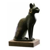 Altägyptische Bastet-Katze mit Ohrring, Metallguss, patiniert und teilvergoldet