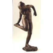 Bronzeskulptur von Edgar Degas: "Tänzerin, den rechten Schuh anziehend"