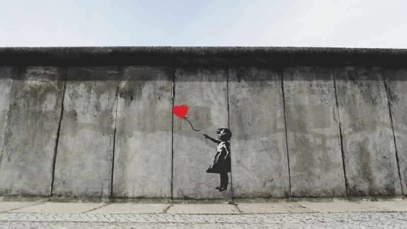 Banksy’s berühmtes Balloon Girl an einer Berliner Mauer