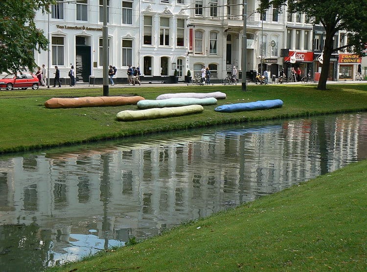 Skulptur Qwertz (2001) von Franz West in Rotterdam, Niederlande