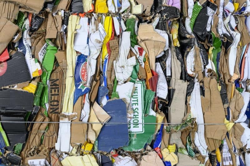 Papiermüll wartet auf Recycling