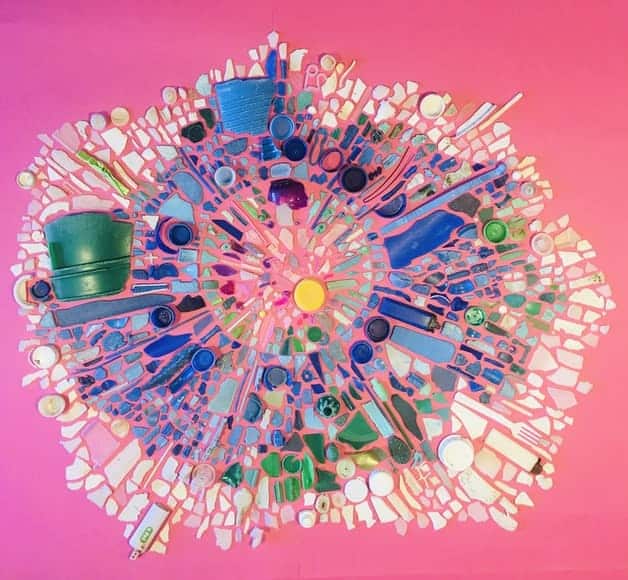 Kaleidoscope - 2020 Coastal microplastic flatlay 120x100 cm von Dan Lewis