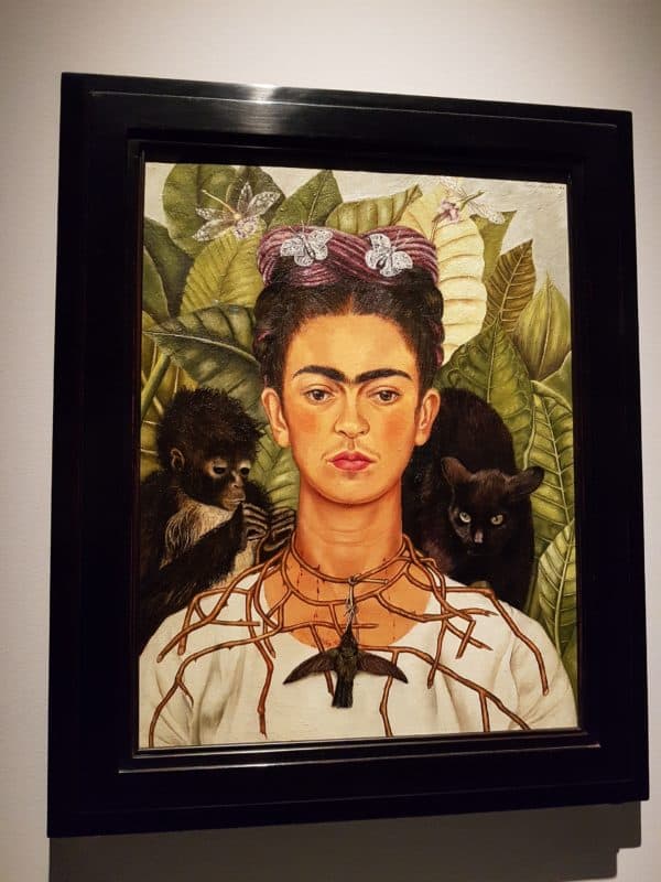 Frida Kahlo: Selbstbildnis mit Dornenhalsband und Kolibri (1940)