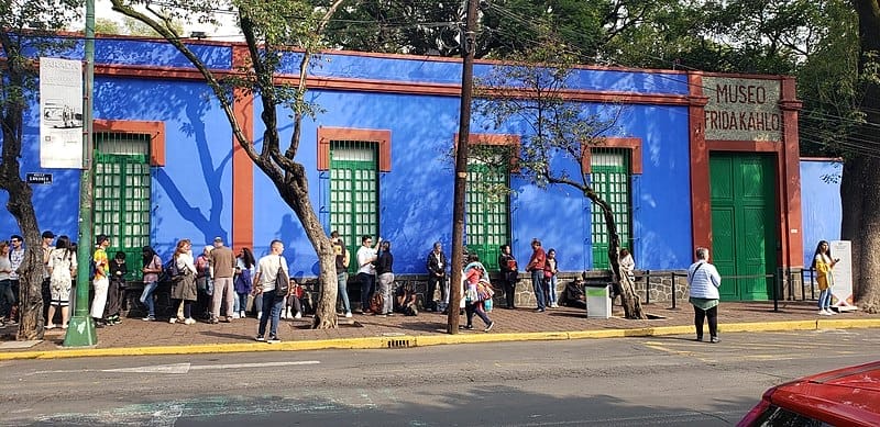 Blick auf das Äußere des blauen Hauses, dem ehemaligen Wohnhaus von Frida Kahlo und Diego Rivera, das heute ein Museum für Fridas Werk ist