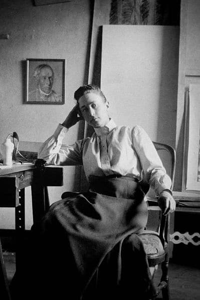 Fotografie der schwedischen Malerin Hilma af Klint (1862–1944) in ihrem Kunstatelier in Hamngatan in Stockholm