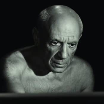 Jahrhundertgenie Pablo Picasso arbeitet fokussiert an einem Werk