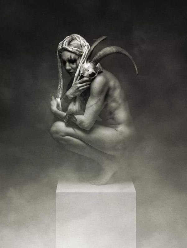 Erotische Kunst - Sinnliche Aktmalerei und ästhetische Skulpturen Kunstwerke 20. jahrhundert "Amazon" - Schwarz-Weiß-Fotografie von Peter Zelei als Fine Art Print