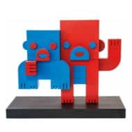 Wood sculpture &quot;Dream team&quot; on friendship, from the artist duo Doppeldenk