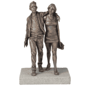 Paar-Skulptur "Modern Life" (2021) von Leo Wirth, Bronze + Beton