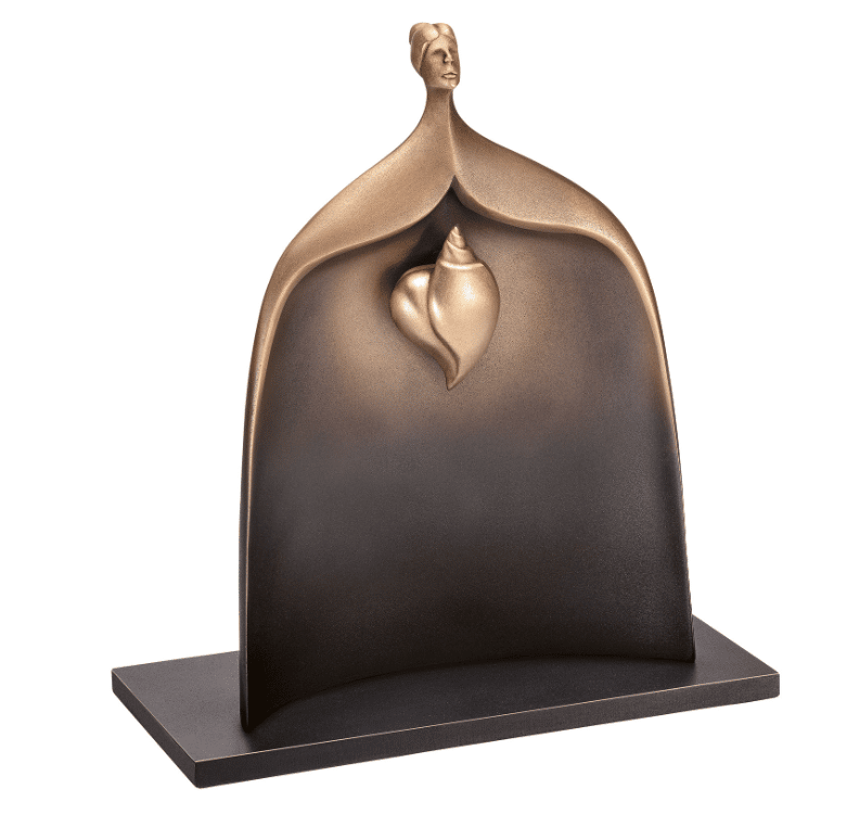 Wunderbare Skulpturen zum Thema Liebe, Verbundenheit und Freundschaft Kunstwerke kunst kaufen Frauenfigur-Skulptur "Hidden heart" von Andrea Bucci, Sinnbild für Liebe, Schutz und Fürsorge