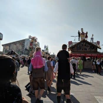 Ein optisches Highlight auf dem Münchner Oktoberfest sind die Trachten wie Lederhosen und Dirndl