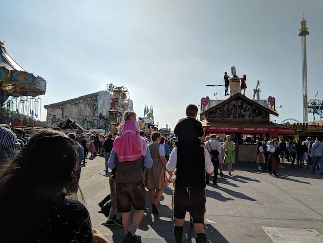 Ein optisches Highlight auf dem Münchner Oktoberfest sind die Trachten wie Lederhosen und Dirndl