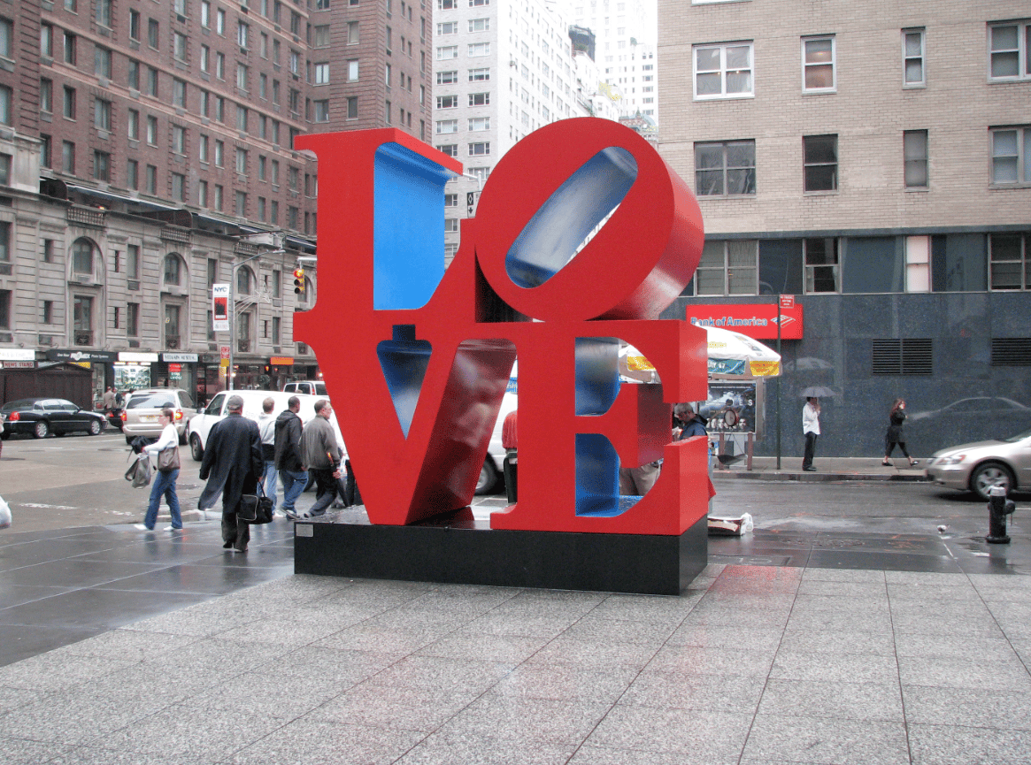 LOVE-Skulptur von Robert Indiana, an der Ecke 6th Avenue und 55th Street in Manhattan, NY.