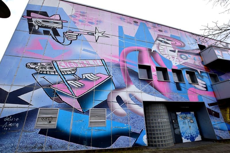 Mural by Jim Avignon on the facade of the Eastend youth center in Berlin-Hellersdorf (Janusz-Korczak-Straße 38)