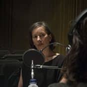 Andrea Fraser: Ein scharfer Blick auf den Kunstbetrieb Andrea Fraser unterhält sich in einem Interview mit Radio Web MACBA