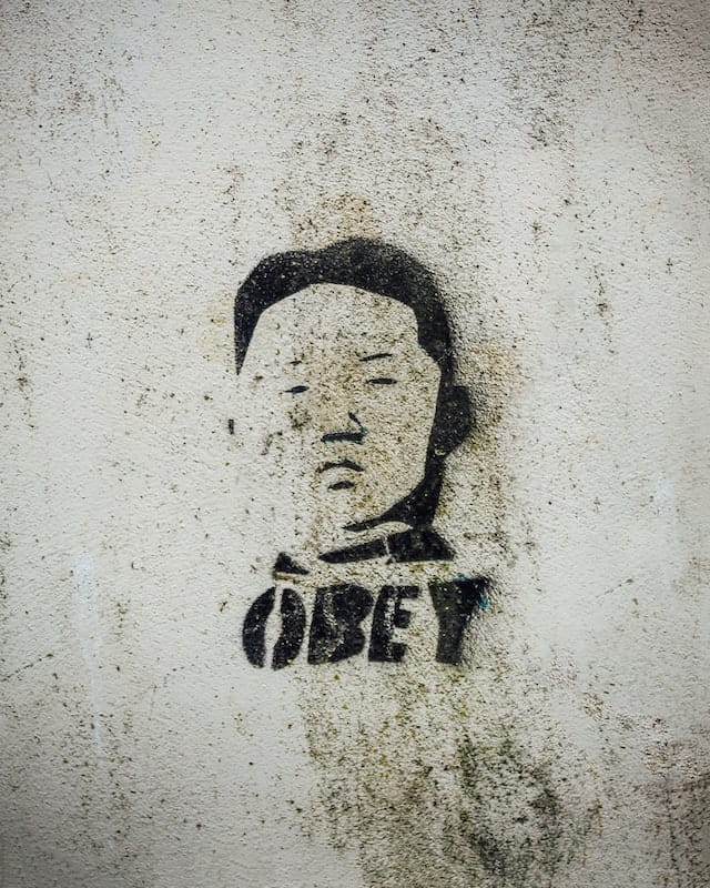 Kim Jong-Un - Mural Art des Street Art Künstlers OBEY mit Tag