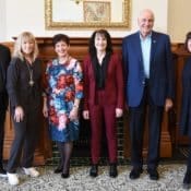 Von links nach rechts: Tom Heman (Metro Pictures); Cindy Sherman (Künstlerin); Dame Patsy Reddy (Generalgouverneur von Neuseeland); Elizabeth Caldwell (Direktorin der City Gallery, Wellington); Sir David Gascoigne (vizeköniglicher Gemahl); und Ellie Buttrose (Kuratorin, Queensland Gallery of Modern Art. Bei einem Mittagessen für Sherman im Government House, Wellington, am 1. September 2016.