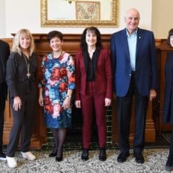 Von links nach rechts: Tom Heman (Metro Pictures); Cindy Sherman (Künstlerin); Dame Patsy Reddy (Generalgouverneur von Neuseeland); Elizabeth Caldwell (Direktorin der City Gallery, Wellington); Sir David Gascoigne (vizeköniglicher Gemahl); und Ellie Buttrose (Kuratorin, Queensland Gallery of Modern Art. Bei einem Mittagessen für Sherman im Government House, Wellington, am 1. September 2016.