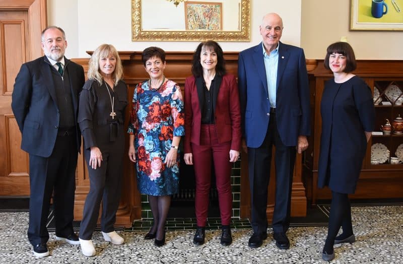 Von links nach rechts: Tom Heman (Metro Pictures); Cindy Sherman (Künstlerin); Dame Patsy Reddy (Generalgouverneur von Neuseeland); Elizabeth Caldwell (Direktorin der City Gallery, Wellington); Sir David Gascoigne (vizeköniglicher Gemahl); und Ellie Buttrose (Kuratorin, Queensland Gallery of Modern Art. Bei einem Mittagessen für Sherman im Government House, Wellington, am 1. September 2016.