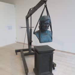 Escultura de Aaron Swartz titulada "El poder de la información para el pueblo", creada por Ahmet Öğüt, fotografiada durante una exposición en el Museo Skissernas en Lund, Suecia