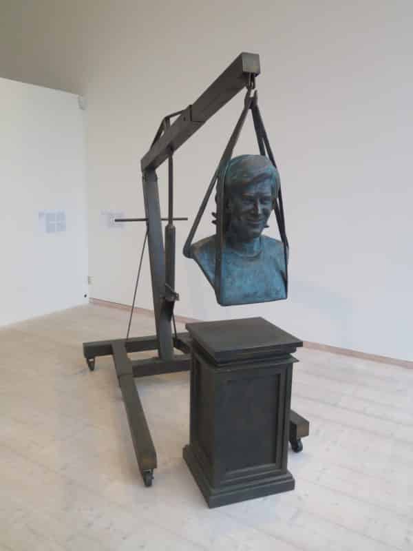 Skulptur von Aaron Swartz mit dem Titel "Information Power to The People", die von Ahmet Öğüt geschaffen wurde, fotografiert während einer Ausstellung im Skissernas Museum in Lund, Schweden