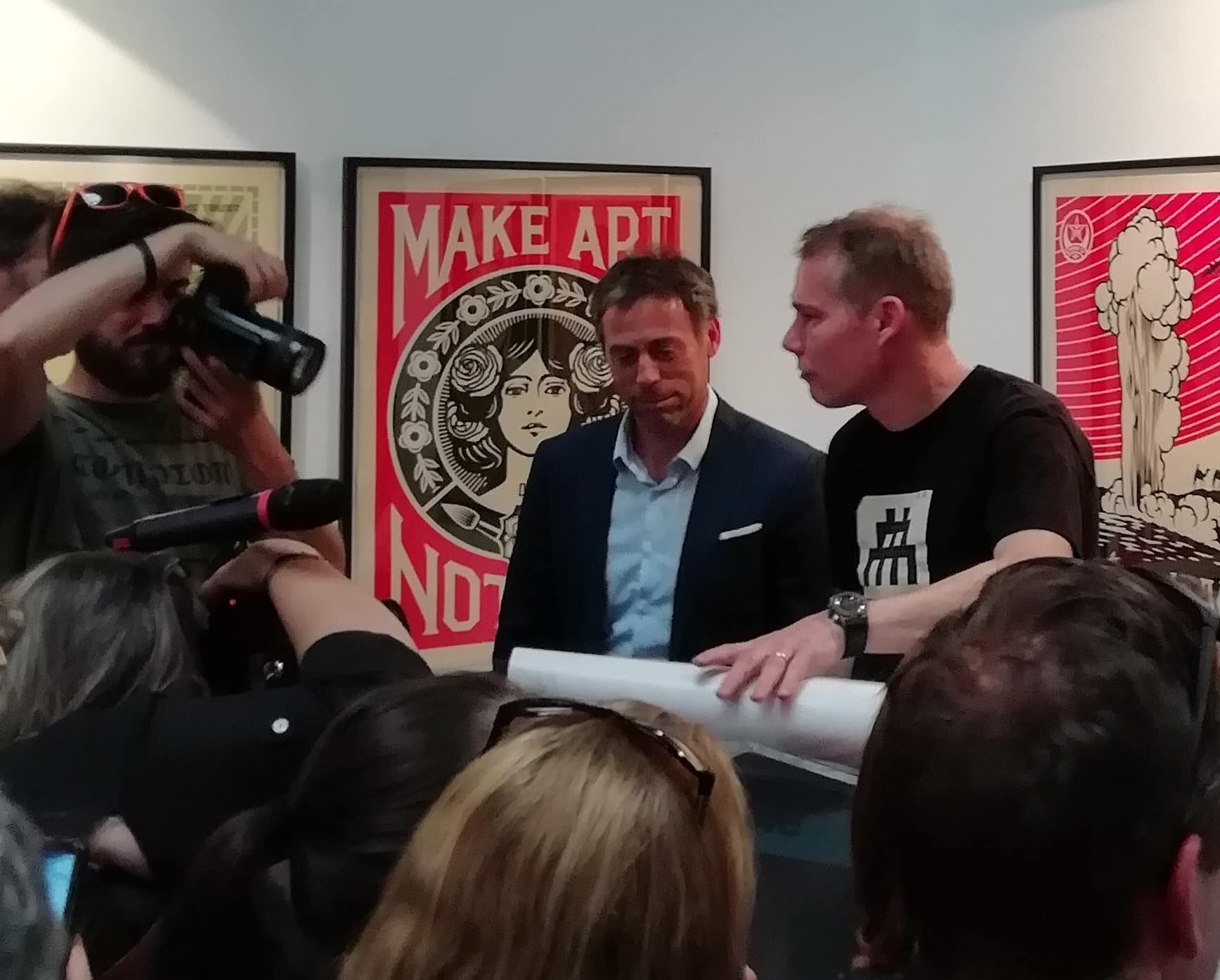 Eröffnung der Ausstellung „Obey, 30 Jahre Widerstand“ mit dem Bürgermeister von Grenoble Eric Piolle, dem Präsidenten der Grenoble Alpes Metropolis Christophe Ferrari, dem Direktor des Street Art Fest Jérôme Catz und dem Künstler Shepard Fairey, alias Obey.