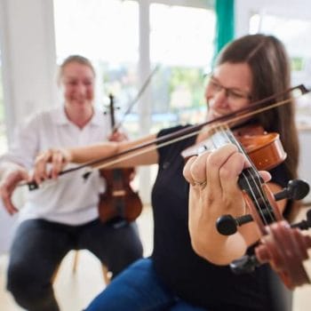 Für langfristige Fortschritte empfiehlt sich eine qualifizierte Lehrkraft oder Musikschule