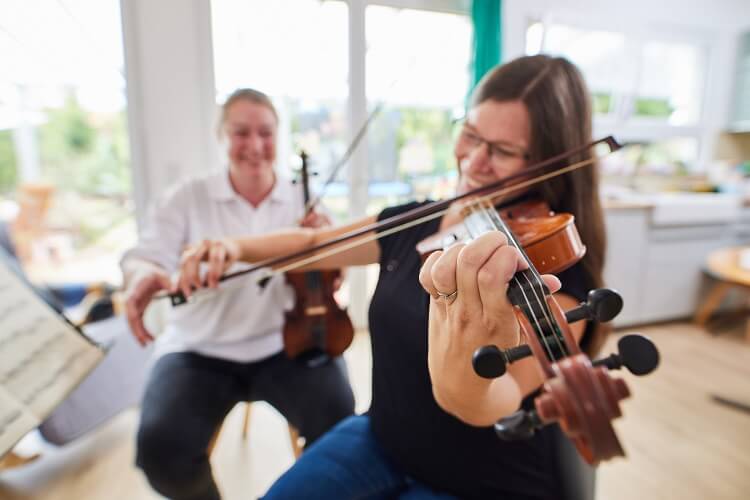 Für langfristige Fortschritte empfiehlt sich eine qualifizierte Lehrkraft oder Musikschule