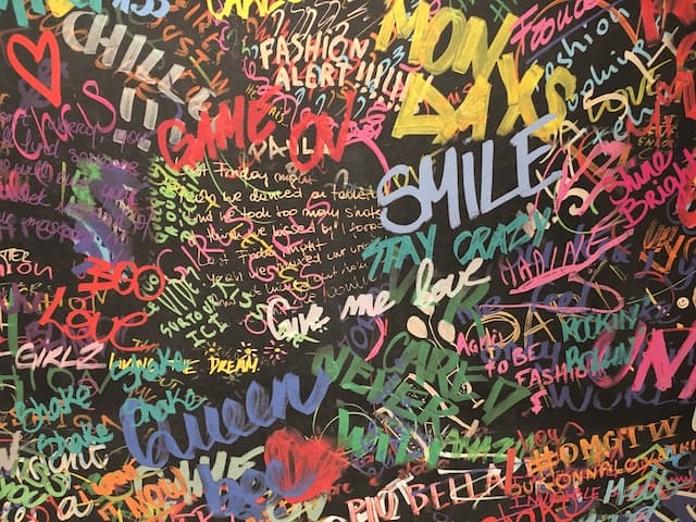 Sprayer drücken mit Graffitis Emotionen und Meinungen aus