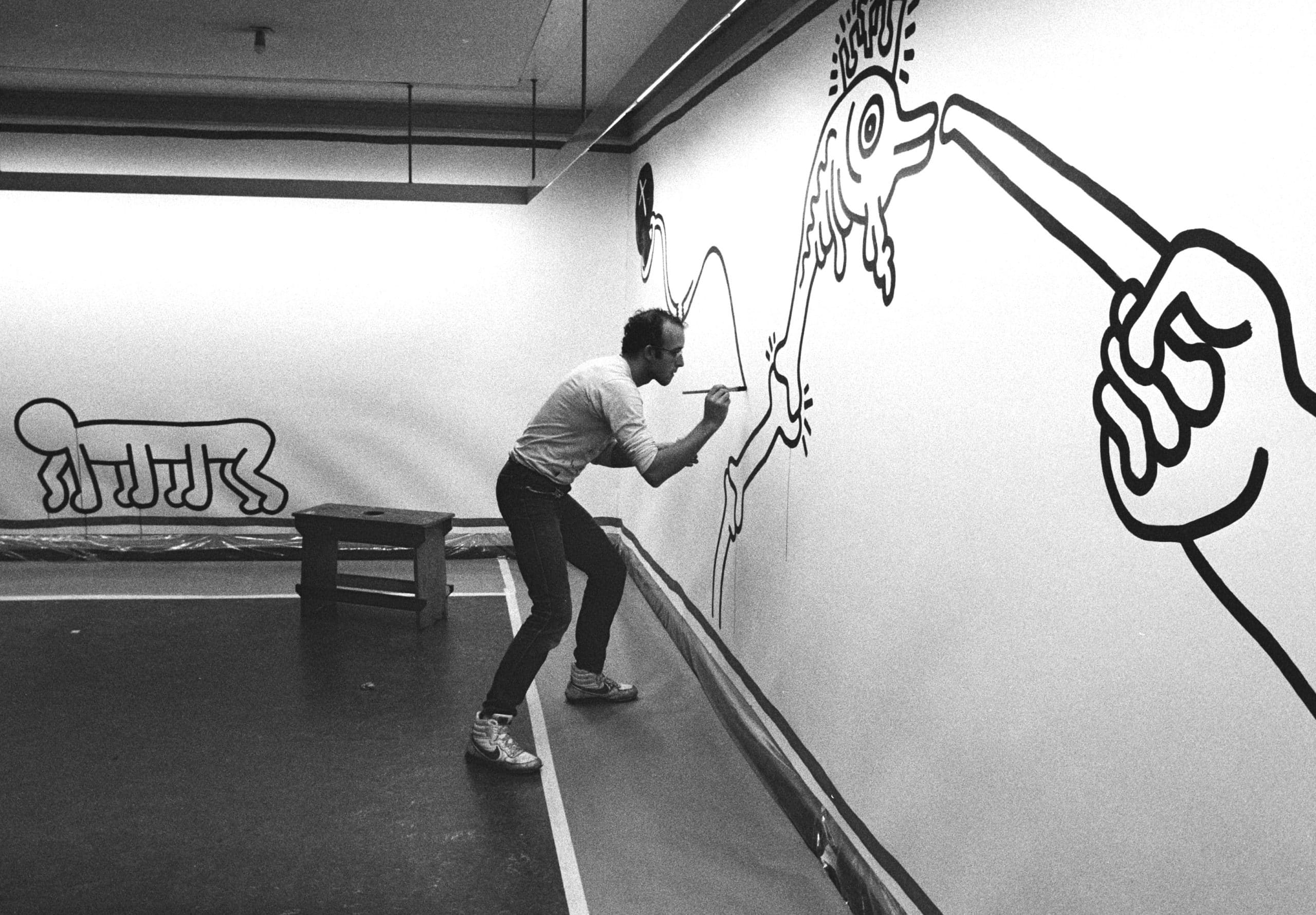 Keith Haring bei der Arbeit im Stedelijk Museum in Amsterdam (1986)