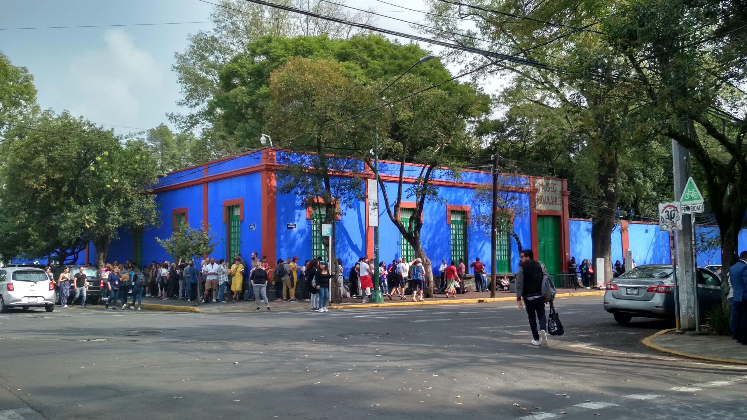 Fassade des berühmten Frida-Kahlo-Museums (La Casa Azul). Als das Foto aufgenommen wurde, standen die Menschen Schlange, um einzutreten.