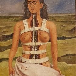 The Broken Column von Frida Kahlo ist ein Öl-auf-Masonite-Gemälde der mexikanischen Künstlerin Frida Kahlo, das 1944 gemalt wurde, kurz nachdem sie sich einer Wirbelsäulenoperation unterzogen hatte, um anhaltende Probleme zu beheben, die aus einem schweren Verkehrsunfall im Alter von 18 Jahren resultierten.