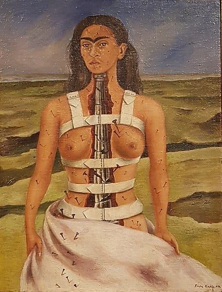 The Broken Column von Frida Kahlo ist ein Öl-auf-Masonite-Gemälde der mexikanischen Künstlerin Frida Kahlo, das 1944 gemalt wurde, kurz nachdem sie sich einer Wirbelsäulenoperation unterzogen hatte, um anhaltende Probleme zu beheben, die aus einem schweren Verkehrsunfall im Alter von 18 Jahren resultierten.