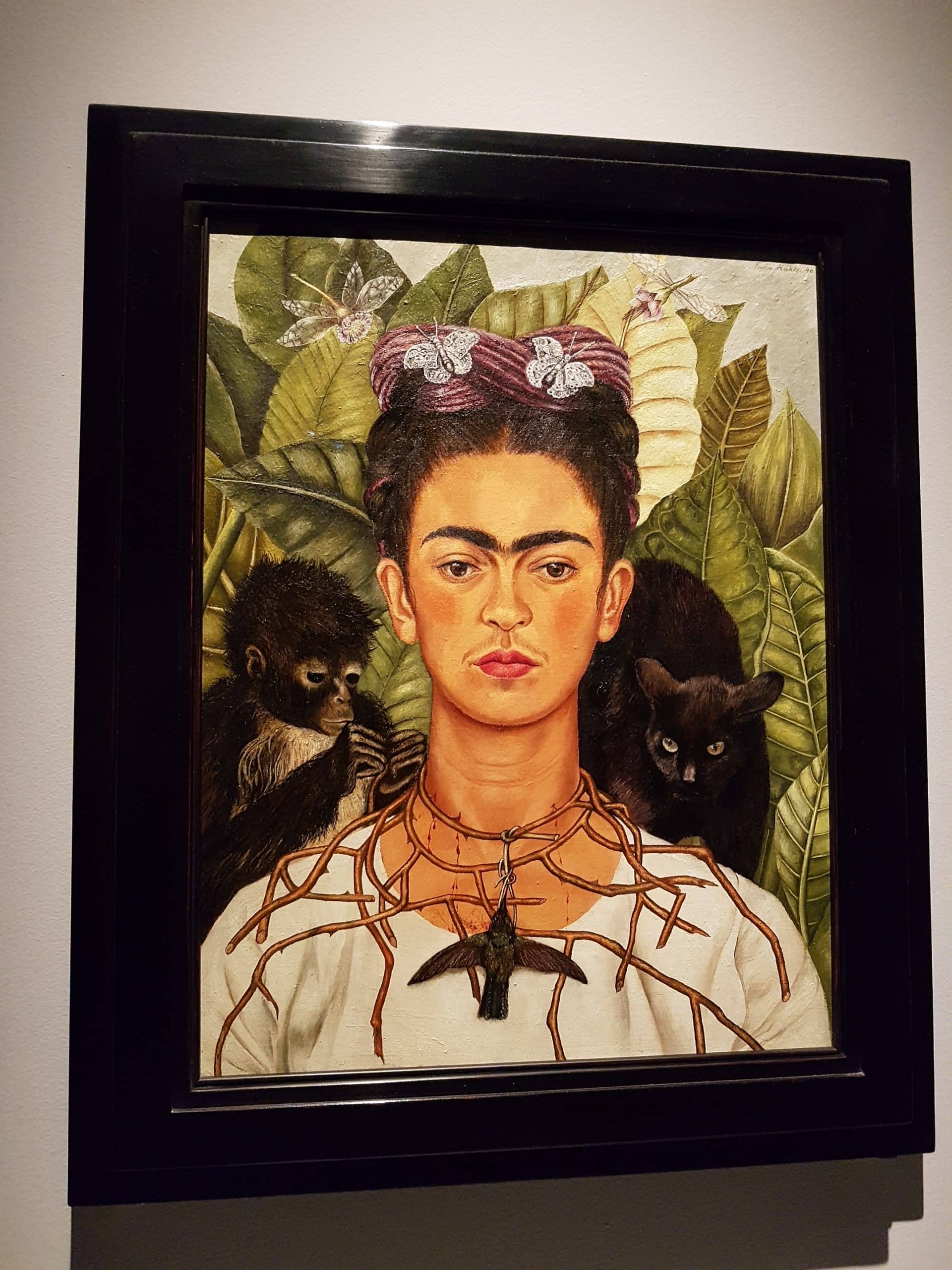 Frida Kahlo malte dieses ikonische Selbstporträt mit Dornenhalskette und Kolibri 1940 als Öl auf Leinwand. Sie schuf es nach ihrer Scheidung von ihrem mexikanischen Künstlerkollegen Diego Rivera und ihrer Trennung von ihrem Liebhaber Nikolas Muray.