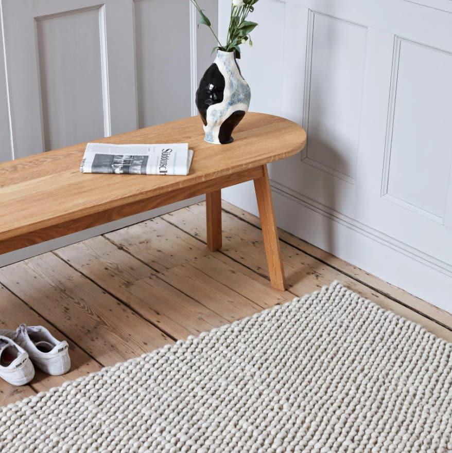 Der Peas Wollteppich 170 x 240 cm der dänischen Marke HAY ist ein handgewebter Teppich aus dem Naturmaterial Wolle
