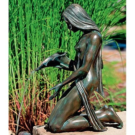 Gartenskulptur / Wasserspeier "Mädchen mit Füllhorn", Bronze