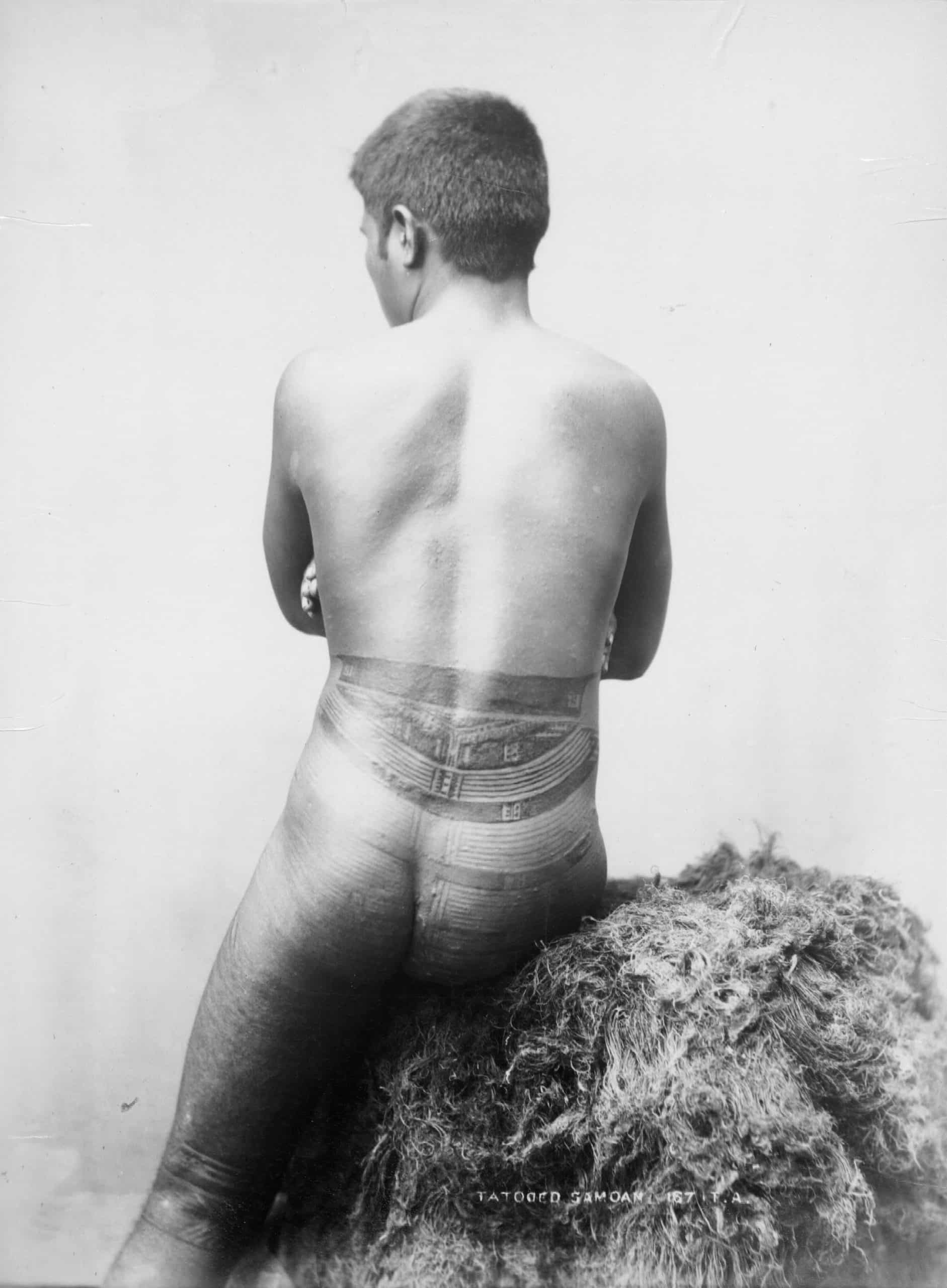 Rückansicht eines samoanischen Mannes mit Tätowierungen (um 1890)