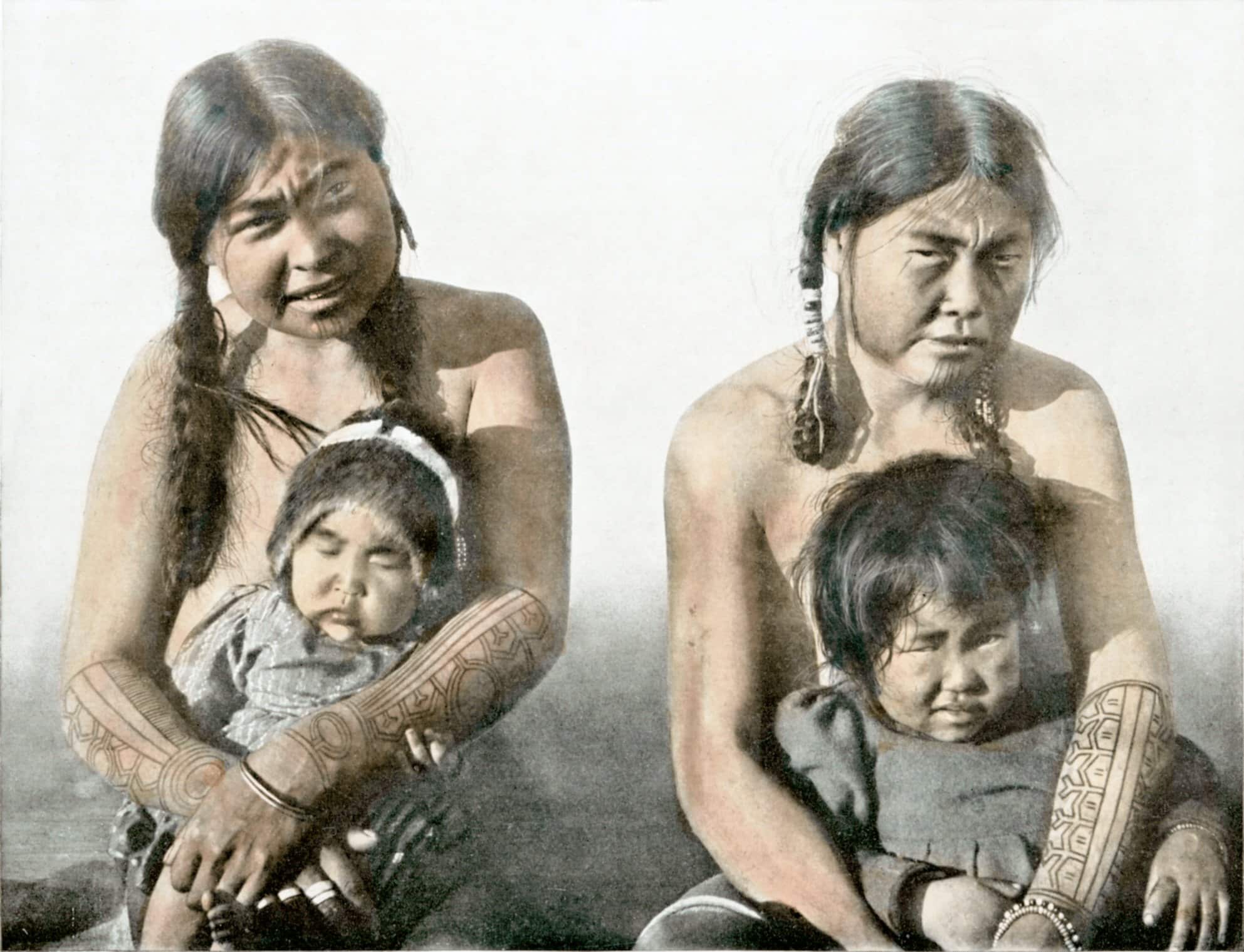 Eskimofrauen mit ihren Jüngsten von King's Island, Alaska. Die Arme zeigen schöne Tätowierungen.