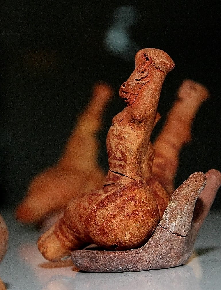 Mögliche neolithische Tätowierspuren auf einer Tonfigur aus der Prä-Cucuteni-Kultur aus Rumänien, c. 4900–4750 v. Chr