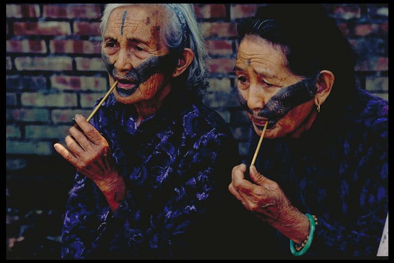 Zwei ältere Atayal-Frauen mit Gesichtstattoos als Symbol der Reife, was sowohl für Männer als auch für Frauen eine Tradition war. Tattoing-Bräuche der taiwanesischen Ureinwohner waren während der japanischen Herrschaft verboten.