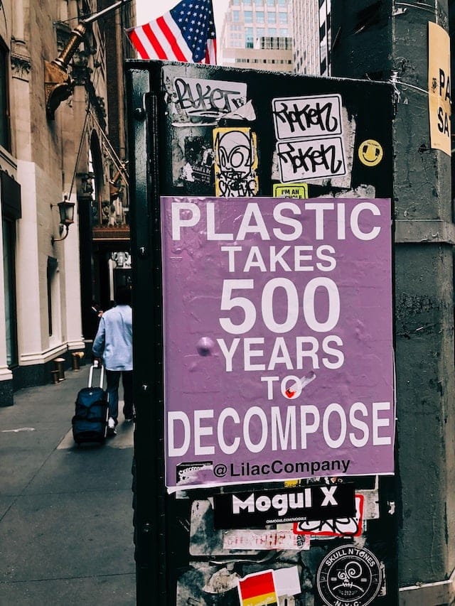 Ein Plakat weist auf die Beständigkeit von Plastikmüll in unserer Umwelt hin