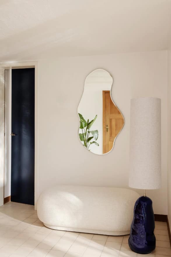 Spiegel wirken als Verstärker für natürliche Lichtquellen - hier im Scandi Stil mit organischen Formen: Pond Spiegel der dänischen Marke Ferm Living